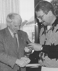 Verleihung der Goldenen Ehrennadel an Herbert Gauls (l)