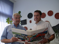 Oswald Höfer (l.) und Jochen Schmitz präsentieren den „Dachdecker-Marketing-Award“.