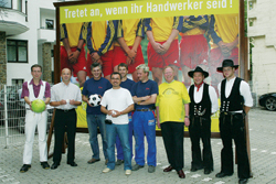 Wirtschaftsminister und Bäckermeister Hans-Artur Bauckhage mit den ersten Handwerkern, die sich zum Meisterschuss anmeldeten. Zwei Monate später sind es fast 1300 Einzelmeldungen.