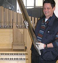 Foto: Orgelbauermeister Markus Graser mit seinem Meisterstück.