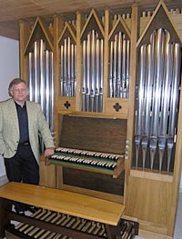 Foto: Orgelbauermeister Edgar Töpfer mit seinem Meisterstück.