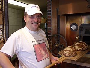 Foto: Tradition und Moderne: Bäckermeister Ferdinand Jost backt wieder mit einem Holzofen.