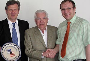 Foto: Obermeister Detlef Börner (r.) und Norbert Dreisigacker vom Baugewerbeverband (l.) gratulieren Hermann Kohlenberg.